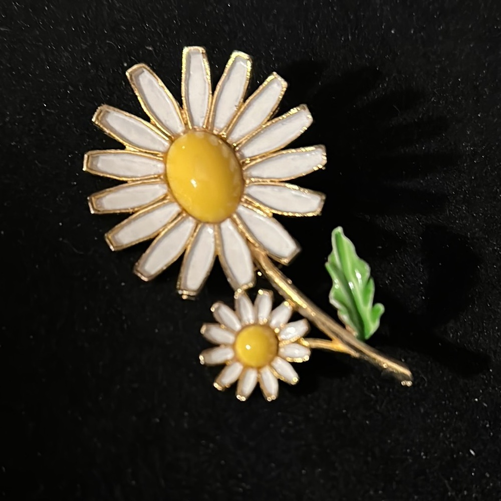 Vintage Weiss Daisy Flower Brooch with Yellow and White Accents
